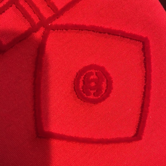 Chanel make-up satin lined. Never used. Raised velvet lettering.     Unique - Picture 7 of 7